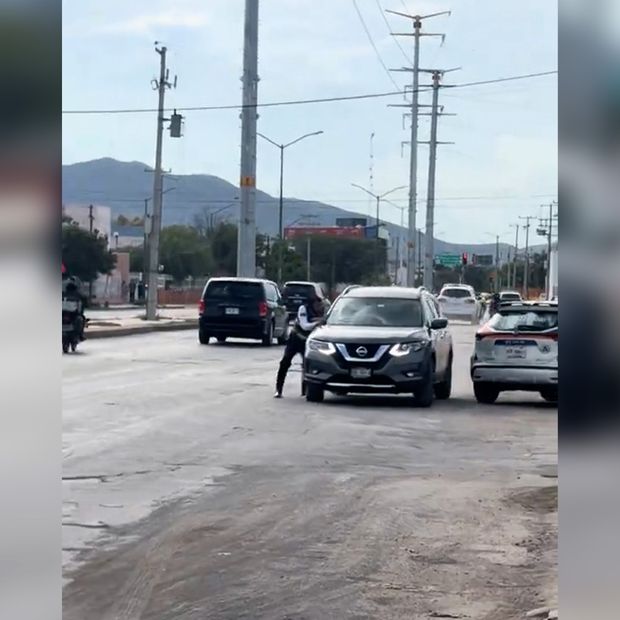 Conductora Embiste a Tránsito para Evitar Multa en Torreón